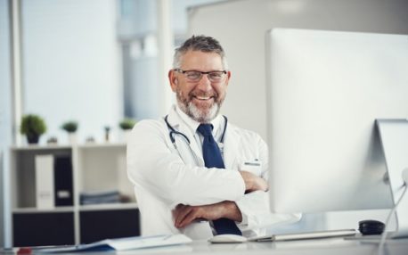medecin-suisse-reflechit-choix-logiciel-gestion-cabinet-medical